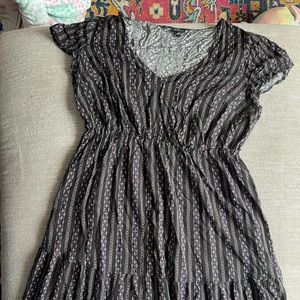 Torrid Black and Purple Short Sleeved V-Neck Dress Size 1